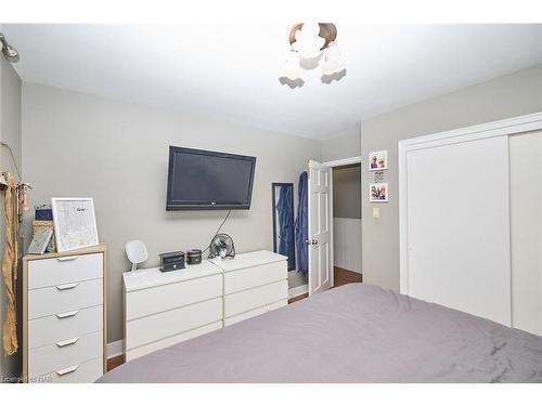 3283 Kenwood Court, Niagara Falls, ON - Indoor Photo Showing Bedroom