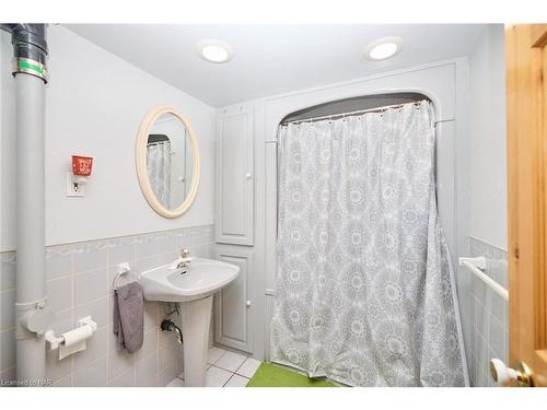 3283 Kenwood Court, Niagara Falls, ON - Indoor Photo Showing Bathroom