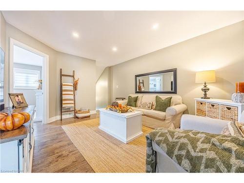 80 Willson Crossing, Fonthill, ON - Indoor Photo Showing Living Room