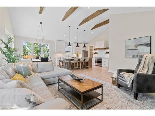 27 Maple Leaf Avenue S, Ridgeway, ON - Indoor Photo Showing Living Room