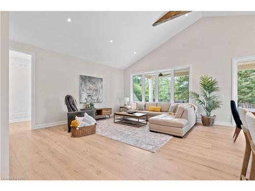 27 Maple Leaf Avenue S, Ridgeway, ON - Indoor Photo Showing Living Room