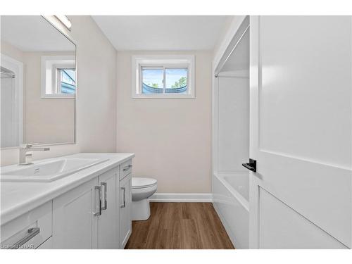 27 Maple Leaf Avenue S, Ridgeway, ON - Indoor Photo Showing Bathroom