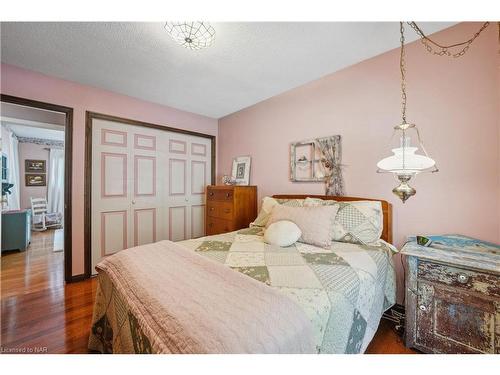 4 Fallingbrook Drive, Fonthill, ON - Indoor Photo Showing Bedroom