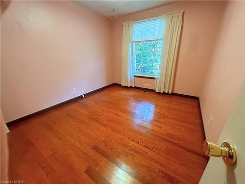 4 Fallingbrook Drive, Fonthill, ON - Indoor Photo Showing Other Room