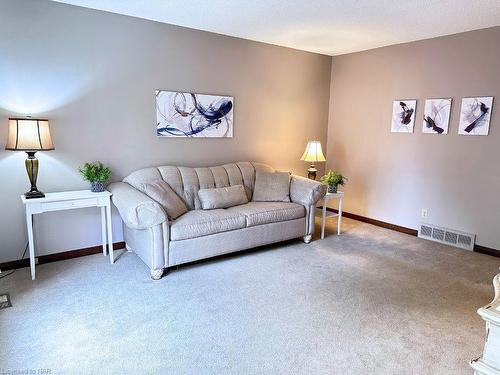 4 Fallingbrook Drive, Fonthill, ON - Indoor Photo Showing Living Room