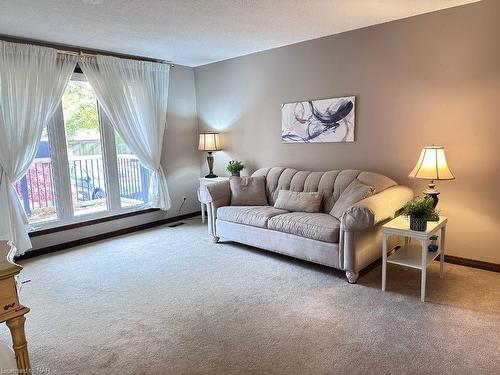 4 Fallingbrook Drive, Fonthill, ON - Indoor Photo Showing Living Room