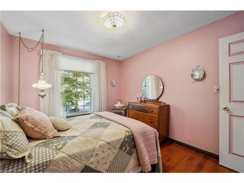 4 Fallingbrook Drive, Fonthill, ON - Indoor Photo Showing Bedroom