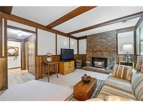 4 Fallingbrook Drive, Fonthill, ON - Indoor Photo Showing Living Room With Fireplace