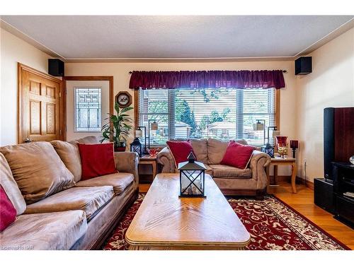 6656 Winston Street, Niagara Falls, ON - Indoor Photo Showing Living Room