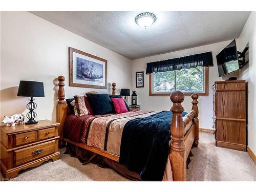 6656 Winston Street, Niagara Falls, ON - Indoor Photo Showing Bedroom