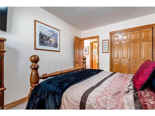 6656 Winston Street, Niagara Falls, ON - Indoor Photo Showing Bedroom