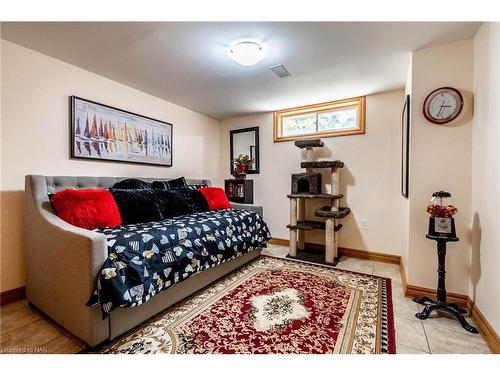 6656 Winston Street, Niagara Falls, ON - Indoor Photo Showing Bedroom