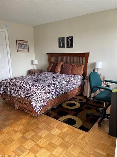 201-3364 Montrose Road, Niagara Falls, ON - Indoor Photo Showing Bedroom