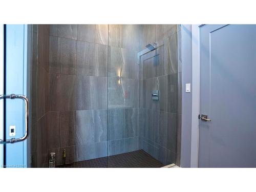 8037 Walkers Drive, Strathroy, ON - Indoor Photo Showing Bathroom