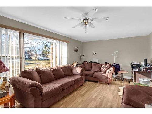 35 Greenfield Drive, London, ON - Indoor Photo Showing Living Room