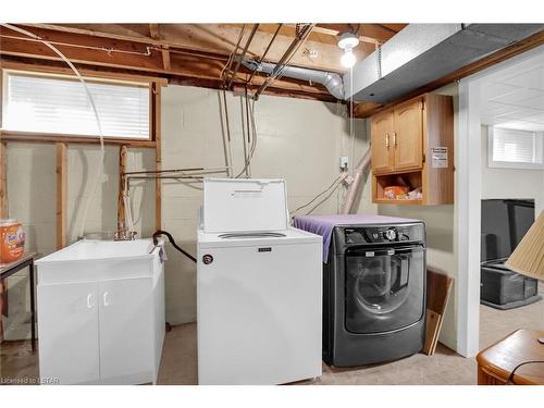 35 Greenfield Drive, London, ON - Indoor Photo Showing Laundry Room