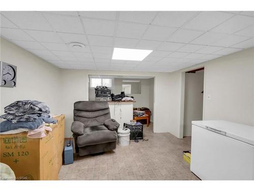 35 Greenfield Drive, London, ON - Indoor Photo Showing Other Room