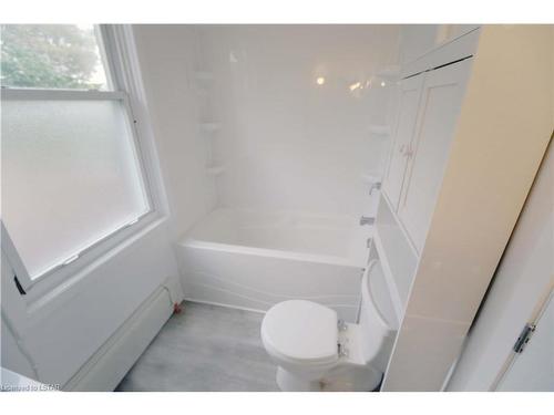 784 Little Grey Street, London, ON - Indoor Photo Showing Bathroom