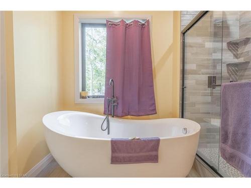 74346 Driftwood Drive, Bluewater, ON - Indoor Photo Showing Bathroom