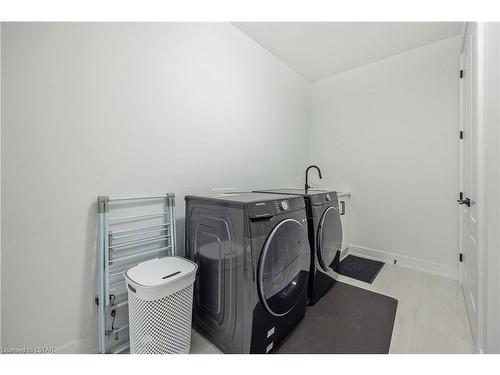 2600 Buroak Drive, London, ON - Indoor Photo Showing Laundry Room