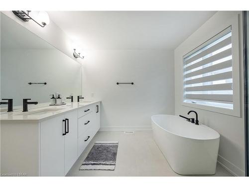 2600 Buroak Drive, London, ON - Indoor Photo Showing Bathroom