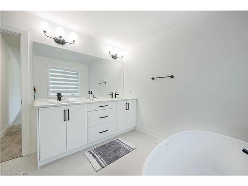 2600 Buroak Drive, London, ON - Indoor Photo Showing Bathroom