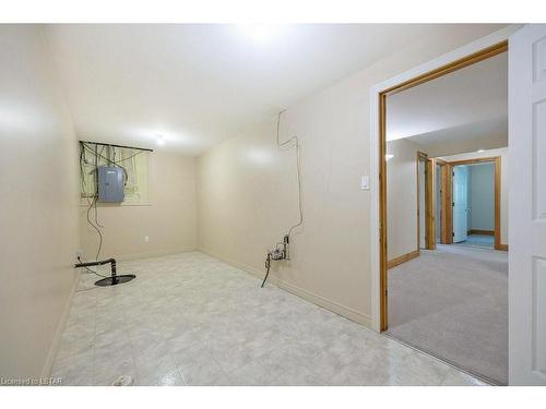 93 Axford Parkway, St. Thomas, ON - Indoor Photo Showing Other Room