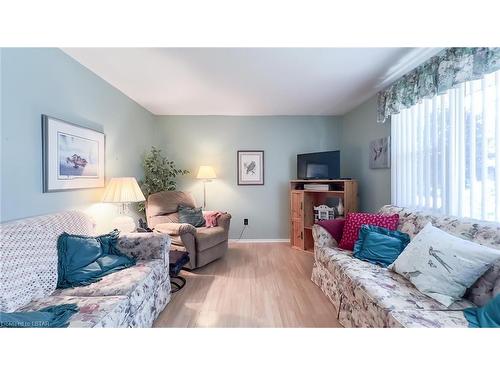 8 William Street, Bayfield, ON - Indoor Photo Showing Living Room
