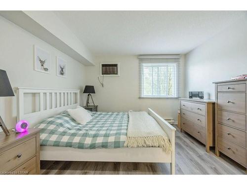209-440 Wellington Street, St. Thomas, ON - Indoor Photo Showing Bedroom
