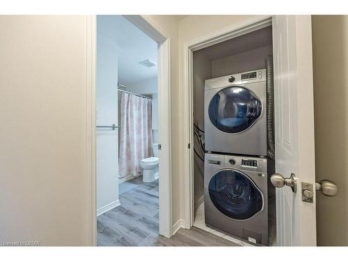 209-440 Wellington Street, St. Thomas, ON - Indoor Photo Showing Laundry Room