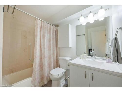 209-440 Wellington Street, St. Thomas, ON - Indoor Photo Showing Bathroom