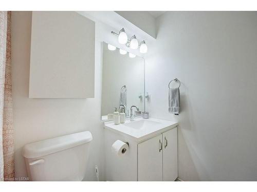 209-440 Wellington Street, St. Thomas, ON - Indoor Photo Showing Bathroom