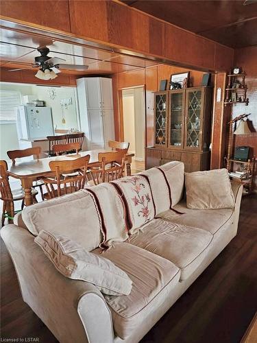 7401 Bond Road, Port Franks, ON - Indoor Photo Showing Living Room