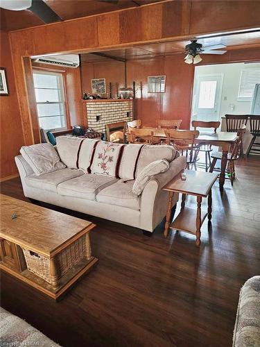 7401 Bond Road, Port Franks, ON - Indoor Photo Showing Living Room