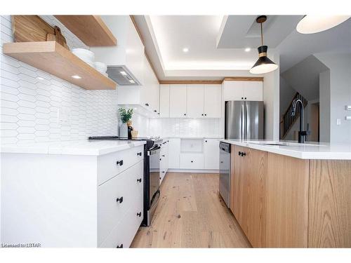 79-2700 Buroak Drive, London, ON - Indoor Photo Showing Kitchen With Upgraded Kitchen