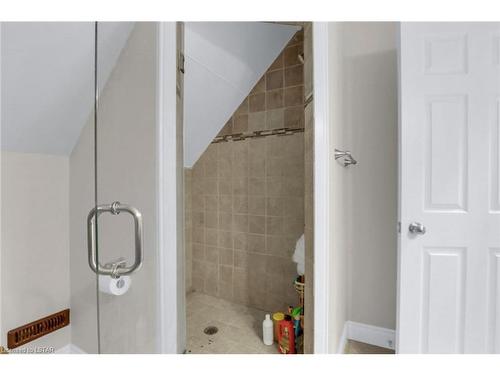 18 Belgrave Avenue, London, ON - Indoor Photo Showing Bathroom