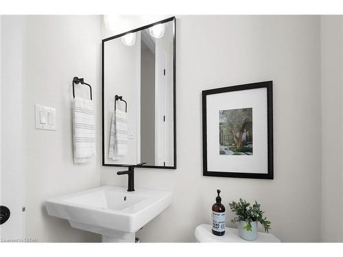 320 Callaway Road, London, ON - Indoor Photo Showing Bathroom