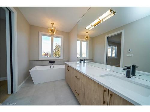 9 Spruce Crescent, Parkhill, ON - Indoor Photo Showing Bathroom