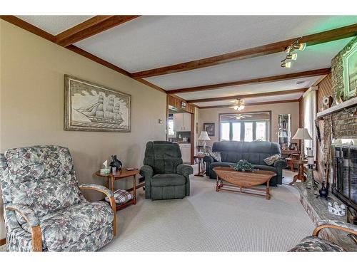 74258 Homestead Heights Drive, Zurich, ON - Indoor Photo Showing Living Room