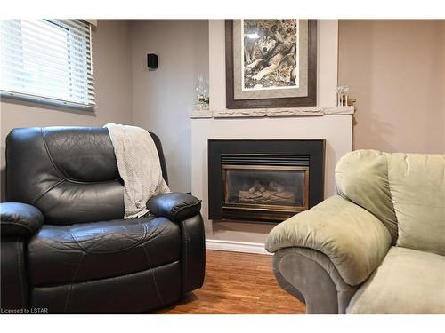 31 Parliament Crescent, London, ON - Indoor Photo Showing Living Room With Fireplace