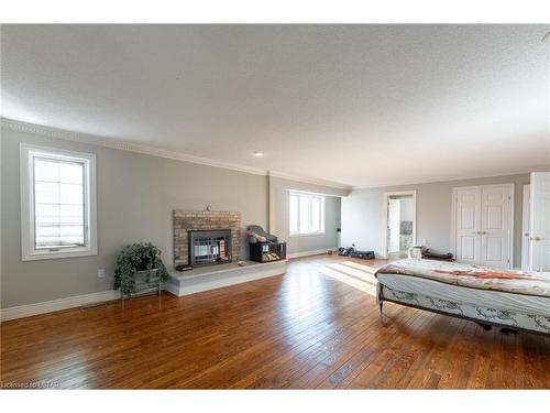 3480 Cuddy Drive, Strathroy, ON - Indoor Photo Showing Living Room With Fireplace