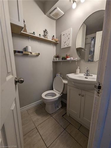 702 Adelaide Street N, London, ON - Indoor Photo Showing Bathroom