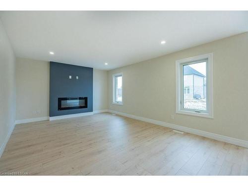 36 Cottonwood Boulevard, Aylmer, ON - Indoor Photo Showing Living Room With Fireplace