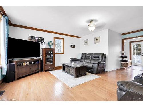 590 Simcoe Street, Watford, ON - Indoor Photo Showing Living Room