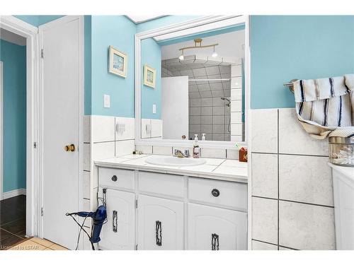 590 Simcoe Street, Watford, ON - Indoor Photo Showing Bathroom