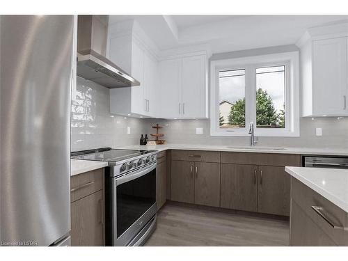 123-93 Stonefield Lane, Ilderton, ON - Indoor Photo Showing Kitchen With Upgraded Kitchen