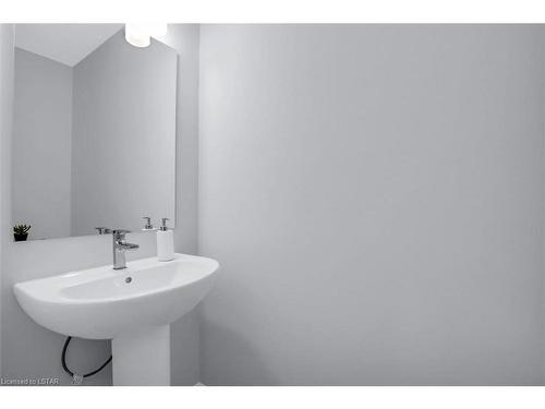 123-93 Stonefield Lane, Ilderton, ON - Indoor Photo Showing Bathroom