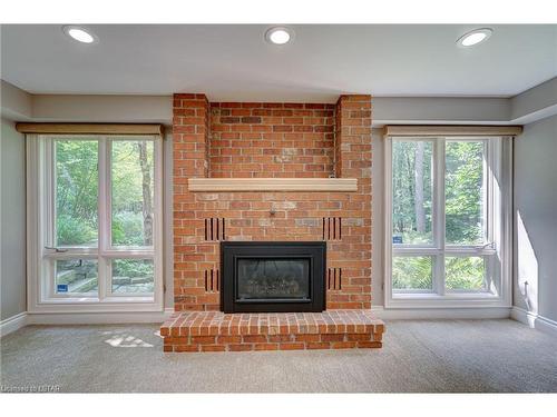 82 Chestnut Court, London, ON - Indoor Photo Showing Living Room With Fireplace