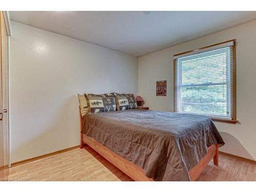 33374 Queen Street, Ailsa Craig, ON - Indoor Photo Showing Bedroom