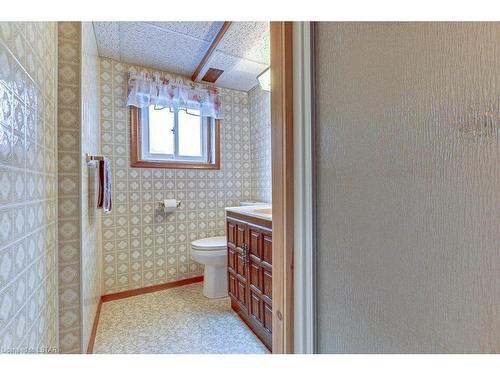 33374 Queen Street, Ailsa Craig, ON - Indoor Photo Showing Bathroom